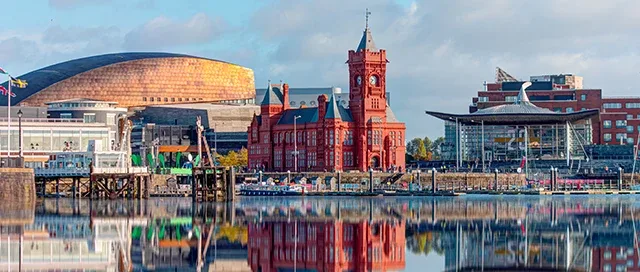 golygfa o Fae Caerdydd gydag adlewyrchiadau o adeiladau yn y dŵr
